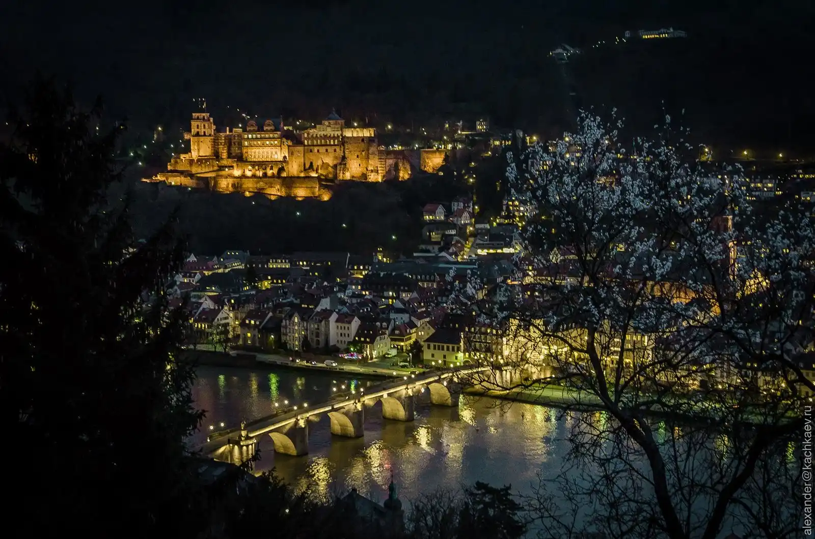 Beleuchtetes Heidelberger Schloss und Alte Brücke am Abend